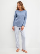 Damen-Model trägt Pyjama, lang aus 100% Baumwolle in Blau, Gestreift aus Serie Striped Dreams von CALIDA, Vorderansicht