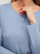 Damen-Model trägt Pyjama, lang aus 100% Baumwolle in Blau, Gestreift aus Serie Striped Dreams von CALIDA, Detail