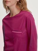 Damen-Model trägt Bündchen-Pyjama aus 100% Baumwolle in Violett, Floral aus Serie Sweet Dreams von CALIDA, Detail