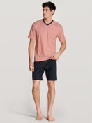 Herren-Model trägt Kurz-Pyjama aus 100% Baumwolle in Rot, Gestreift aus Serie Nightwear Xtra von CALIDA, Vorderansicht