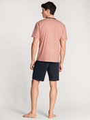 Herren-Model trägt Kurz-Pyjama aus 100% Baumwolle in Rot, Gestreift aus Serie Nightwear Xtra von CALIDA, Rückansicht