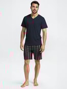 Herren-Model trägt Kurz-Pyjama aus 100% Baumwolle in Blau, Gestreift aus Serie Nightwear Xtra von CALIDA, Vorderansicht