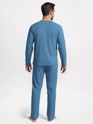 Herren-Model trägt Pyjama, lang aus 100% Baumwolle in Blau, Einfarbig aus Serie Nightwear Xtra von CALIDA, Rückansicht