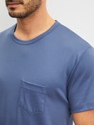 Herren-Model trägt Kurz-Pyjama aus 100% Baumwolle in Blau, Einfarbig aus Serie Relax Choice 1 von CALIDA, Detail