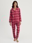 Damen-Model trägt Flanell-Pyjama mit Knöpfen aus 100% Baumwolle in Rot, Kariert aus Serie Holiday Dreams von CALIDA, Vorderansicht