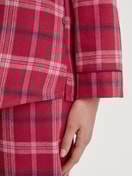 Damen-Model trägt Flanell-Pyjama mit Knöpfen aus 100% Baumwolle in Rot, Kariert aus Serie Holiday Dreams von CALIDA, Detail