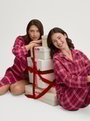 Damen-Model trägt Flanell-Pyjama mit Knöpfen aus 100% Baumwolle in Rot, Kariert aus Serie Holiday Dreams von CALIDA, Zusatzbild
