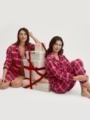 Damen-Model trägt Flanell-Pyjama mit Knöpfen aus 100% Baumwolle in Rot, Kariert aus Serie Holiday Dreams von CALIDA, Zusatzbild