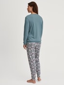 Damen-Model trägt Bündchen-Pyjama aus 100% Baumwolle in Blau, Gemustert aus Serie Autumn Dreams von CALIDA, Rückansicht