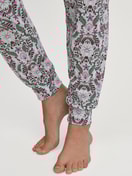 Damen-Model trägt Bündchen-Pyjama aus 100% Baumwolle in Blau, Gemustert aus Serie Autumn Dreams von CALIDA, Detail