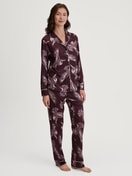 Damen-Model trägt Pyjama mit Knöpfen aus TENCEL™ Modal und Seide aus Modal in Rot, Floral aus Serie Moonlight Dreams von CALIDA, Vorderansicht