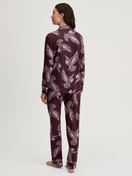 Damen-Model trägt Pyjama mit Knöpfen aus TENCEL™ Modal und Seide aus Modal in Rot, Floral aus Serie Moonlight Dreams von CALIDA, Rückansicht