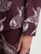 Damen-Model trägt Pyjama mit Knöpfen aus TENCEL™ Modal und Seide aus Modal in Rot, Floral aus Serie Moonlight Dreams von CALIDA, Detail