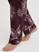 Damen-Model trägt Pyjama mit Knöpfen aus TENCEL™ Modal und Seide aus Modal in Rot, Floral aus Serie Moonlight Dreams von CALIDA, Detail