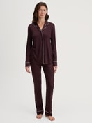 Damen-Model trägt Pyjama mit Knöpfen aus TENCEL™ Modal und Seide aus Modal in Rot, Einfarbig aus Serie Moonlight Dreams von CALIDA, Vorderansicht