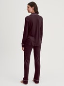 Damen-Model trägt Pyjama mit Knöpfen aus TENCEL™ Modal und Seide aus Modal in Rot, Einfarbig aus Serie Moonlight Dreams von CALIDA, Rückansicht