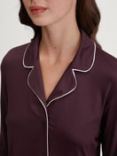 Damen-Model trägt Pyjama mit Knöpfen aus TENCEL™ Modal und Seide aus Modal in Rot, Einfarbig aus Serie Moonlight Dreams von CALIDA, Detail