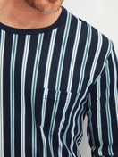 La modella / Il modello Uomo indossa Pigiama con polsini in 100% cotone di colore Blu, A righe, della serie Relax Choice di CALIDA, Dettaglio