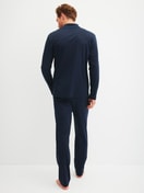 Herren-Model trägt Pyjama mit Knöpfen aus 100% Baumwolle in Blau, Einfarbig aus Serie Relax Choice von CALIDA, Rückansicht