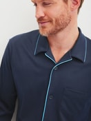 Herren-Model trägt Pyjama mit Knöpfen aus 100% Baumwolle in Blau, Einfarbig aus Serie Relax Choice von CALIDA, Detail