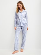 Damen-Model trägt Pyjama mit Knöpfen aus 100% Baumwolle in Blau, Gemustert aus Serie Cosy Nights von CALIDA, Vorderansicht