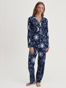 Damen-Model trägt Pyjama mit Knöpfen aus 100% Baumwolle in Blau, Gemustert aus Serie Winter Dreams von CALIDA, Vorderansicht