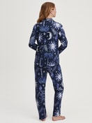 Damen-Model trägt Pyjama mit Knöpfen aus 100% Baumwolle in Blau, Gemustert aus Serie Winter Dreams von CALIDA, Rückansicht
