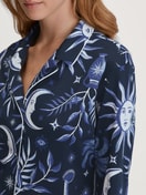 Damen-Model trägt Pyjama mit Knöpfen aus 100% Baumwolle in Blau, Gemustert aus Serie Winter Dreams von CALIDA, Detail