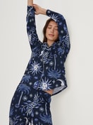 Damen-Model trägt Pyjama mit Knöpfen aus 100% Baumwolle in Blau, Gemustert aus Serie Winter Dreams von CALIDA, Vorderansicht
