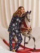 Damen-Model trägt Pyjama mit Knöpfen aus 100% Baumwolle in Blau, Gemustert aus Serie Winter Dreams von CALIDA, Zusatzbild