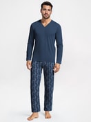 Herren-Model trägt Pyjama, lang aus 100% Baumwolle in Blau, Gemustert aus Serie Nightwear Xtra von CALIDA, Vorderansicht