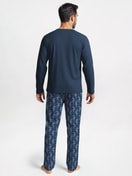 Herren-Model trägt Pyjama, lang aus 100% Baumwolle in Blau, Gemustert aus Serie Nightwear Xtra von CALIDA, Rückansicht