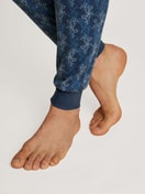 Herren-Model trägt Bündchen-Pyjama aus 100% Baumwolle in Blau, Gemustert aus Serie Nightwear Xtra von CALIDA, Detail