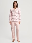 Damen-Model trägt Pyjama, lang aus 100% Baumwolle in Rosa, Floral aus Serie Midnight Flowers von CALIDA, Vorderansicht