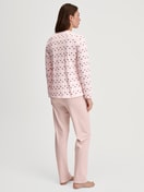 Damen-Model trägt Pyjama, lang aus 100% Baumwolle in Rosa, Floral aus Serie Midnight Flowers von CALIDA, Rückansicht