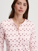 Damen-Model trägt Pyjama, lang aus 100% Baumwolle in Rosa, Floral aus Serie Midnight Flowers von CALIDA, Detail
