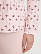 Damen-Model trägt Pyjama, lang aus 100% Baumwolle in Rosa, Floral aus Serie Midnight Flowers von CALIDA, Detail