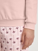 Damen-Model trägt Bündchen-Pyjama aus 100% Baumwolle in Rosa, Floral aus Serie Midnight Flowers von CALIDA, Detail