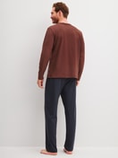 Herren-Model trägt Pyjama, lang aus 100% Baumwolle in Rot, Einfarbig aus Serie Relax Essentials von CALIDA, Rückansicht