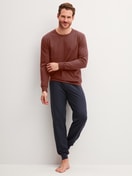 Herren-Model trägt Bündchen-Pyjama aus 100% Baumwolle in Rot, Einfarbig aus Serie Relax Essentials von CALIDA, Vorderansicht