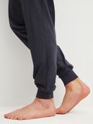 Herren-Model trägt Bündchen-Pyjama aus 100% Baumwolle in Rot, Einfarbig aus Serie Relax Essentials von CALIDA, Detail