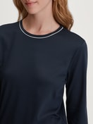 Damen-Model trägt Bündchen-Pyjama aus 100% Baumwolle in Blau, Gemustert aus Serie Winter Dreams von CALIDA, Detail