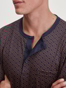 Herren-Model trägt Bündchen-Pyjama aus 100% Baumwolle in Blau, Einfarbig aus Serie Relax Choice 1 von CALIDA, Detail