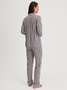 Le mannequin Femme porte le/la Pyjama à boutons en 100% coton de couleur Vert, Rayée, de la série Night Lovers de CALIDA, Vue arrière