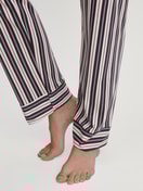 Le mannequin Femme porte le/la Pyjama à boutons en 100% coton de couleur Vert, Rayée, de la série Night Lovers de CALIDA, Détail