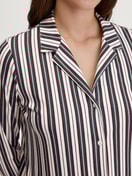 Le mannequin Femme porte le/la Pyjama à boutons en 100% coton de couleur Vert, Rayée, de la série Night Lovers de CALIDA, Détail