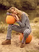 Le mannequin Femme porte le/la Pyjama à boutons en 100% coton de couleur Vert, Rayée, de la série Night Lovers de CALIDA, Image supplémentaire