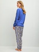 Le mannequin Femme porte le/la Pyjama avec bords élastiques en 100% coton de couleur Bleu, À motifs, de la série Flower Dreams de CALIDA, Vue arrière