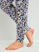 Le mannequin Femme porte le/la Pyjama avec bords élastiques en 100% coton de couleur Bleu, À motifs, de la série Flower Dreams de CALIDA, Détail