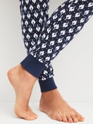 La modella / Il modello Donna indossa Pigiama con polsini in 100% cotone di colore Blu, Modello, della serie Daylight Dreams di CALIDA, Dettaglio